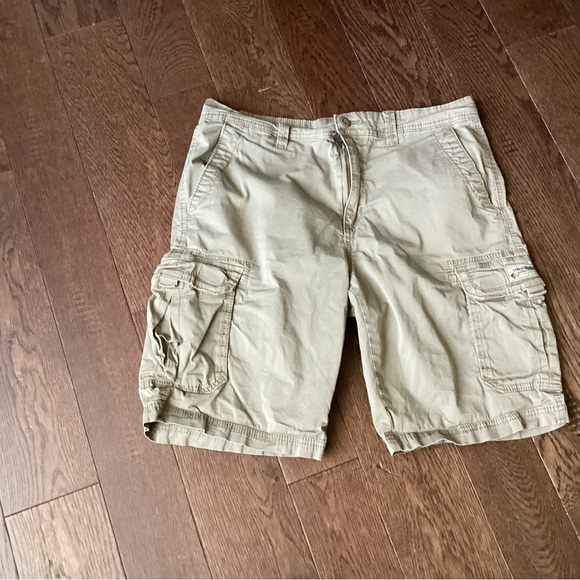 Used men’s khaki cargo shorts - Picture 2 of 4